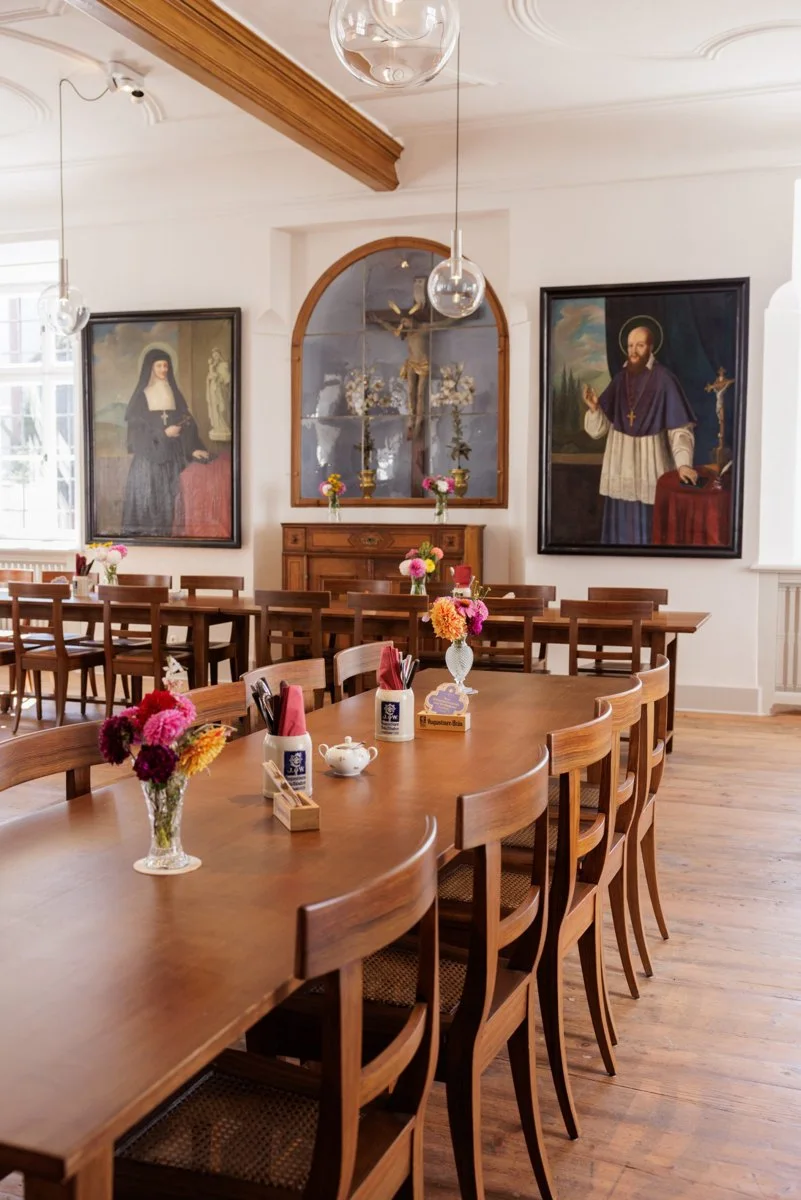 Historisches Refektorium mit Heiligenporträts und langen Tafeln — Speisesaal im Kloster Beuerberg, re:NOW