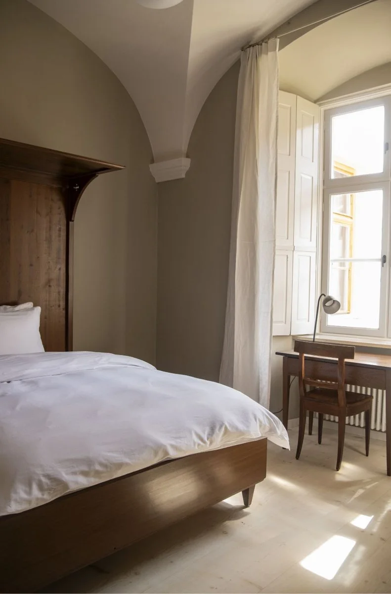 Privates Gästezimmer im Longevity-Refugium re:NOW — Klostergewölbe im Kloster Beuerberg