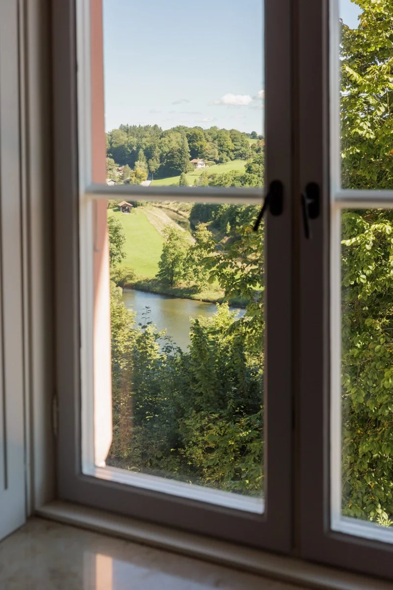 Blick aus dem Gästezimmer auf die Loisach und das bayerische Voralpenland — re:NOW Kloster Beuerberg